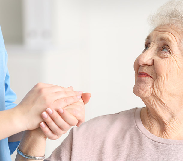 ruka u ruci podrška starijim licima