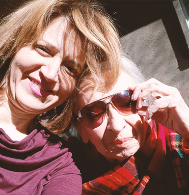 Negovateljica i baka u šetnji po prolecnom suncu