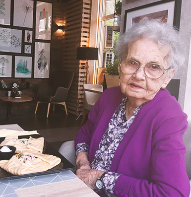 Baka i negovateljica u restoranu